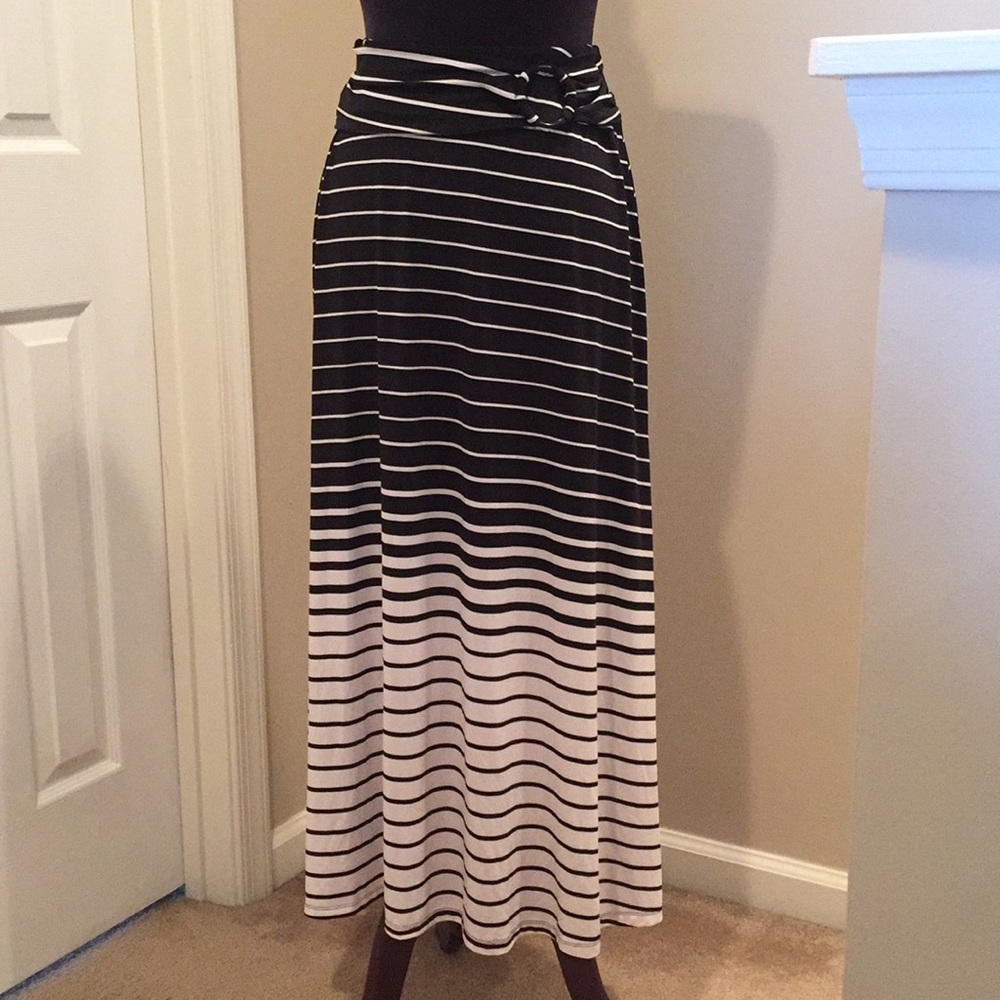 Striped long maxi skirt with belt.
